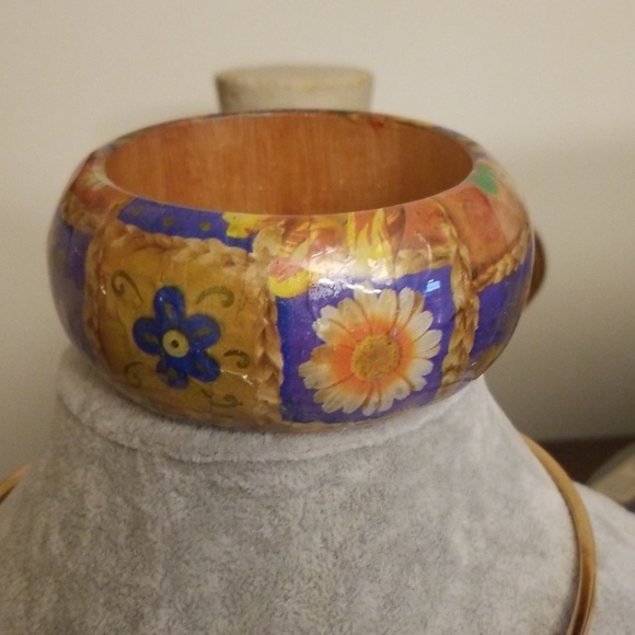 unbranded Jewelry - $5 ITEM. Pretty bangle Bracelet. MUST BUNDLE WITH TWO OTHER ITEMS